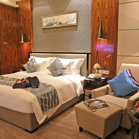 Отель Ramada Plaza Liuzhou Liudong Экстерьер фото