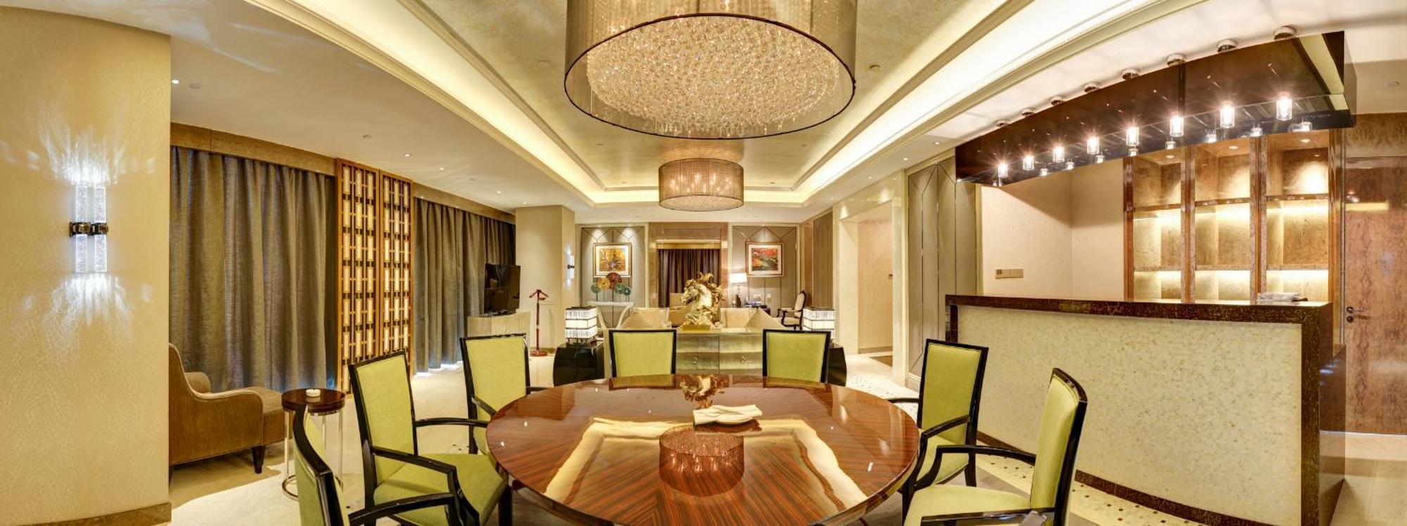 Отель Ramada Plaza Liuzhou Liudong Экстерьер фото