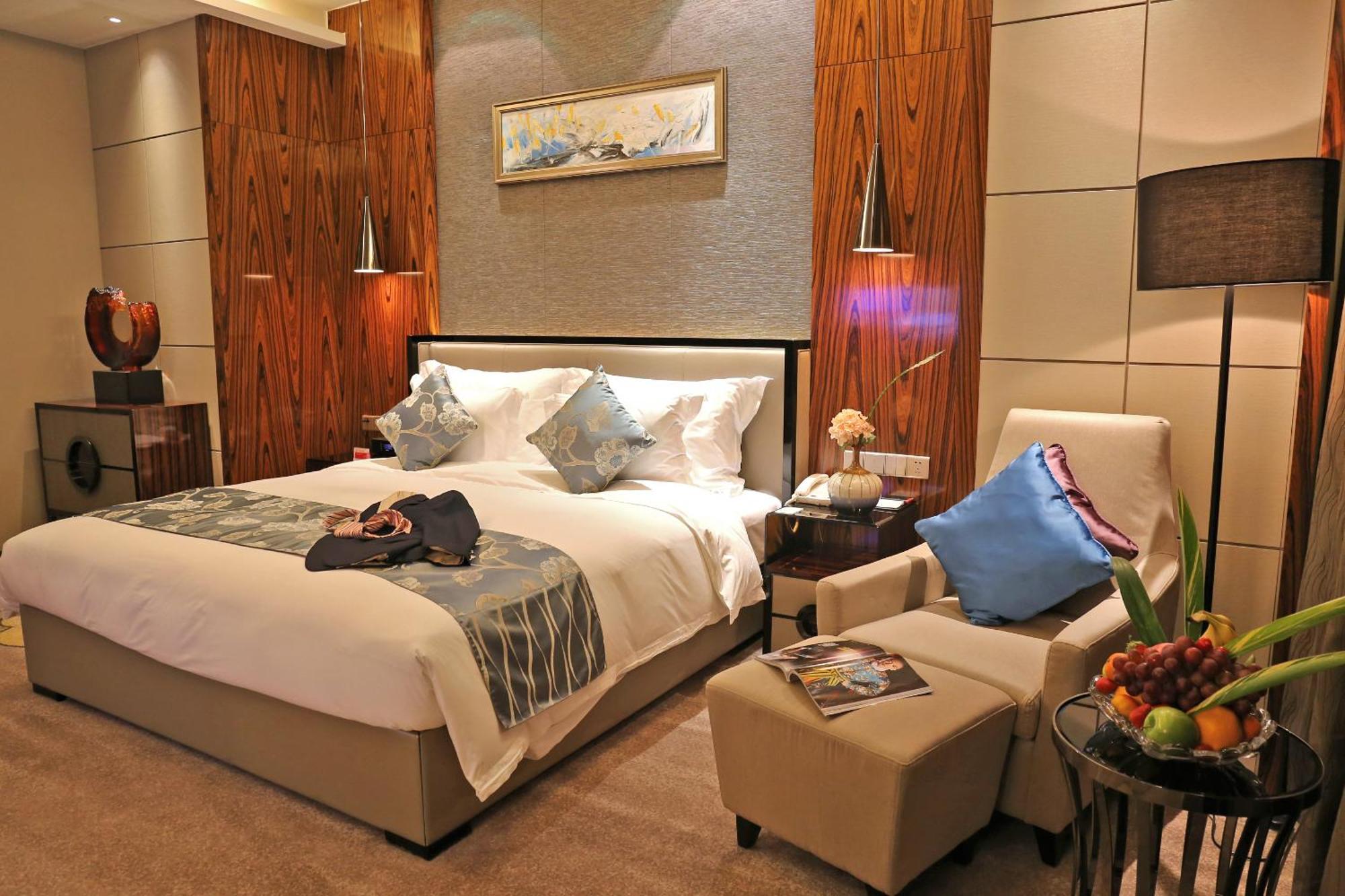 Отель Ramada Plaza Liuzhou Liudong Экстерьер фото