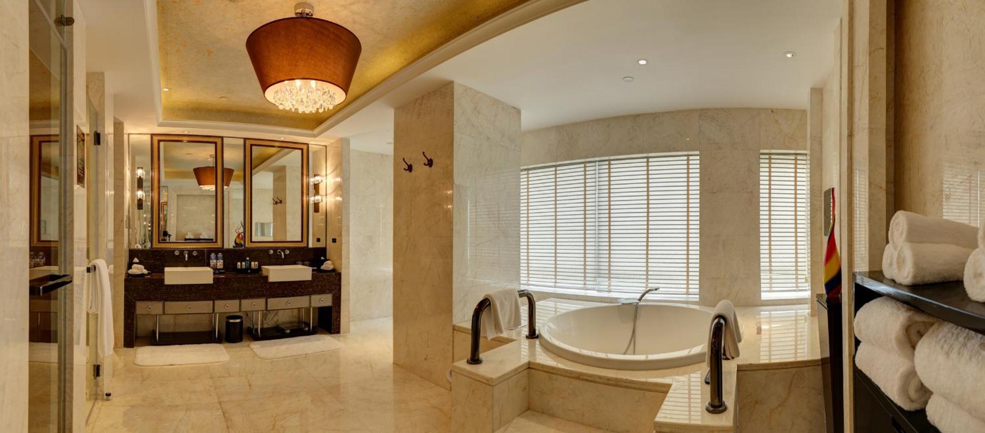 Отель Ramada Plaza Liuzhou Liudong Экстерьер фото