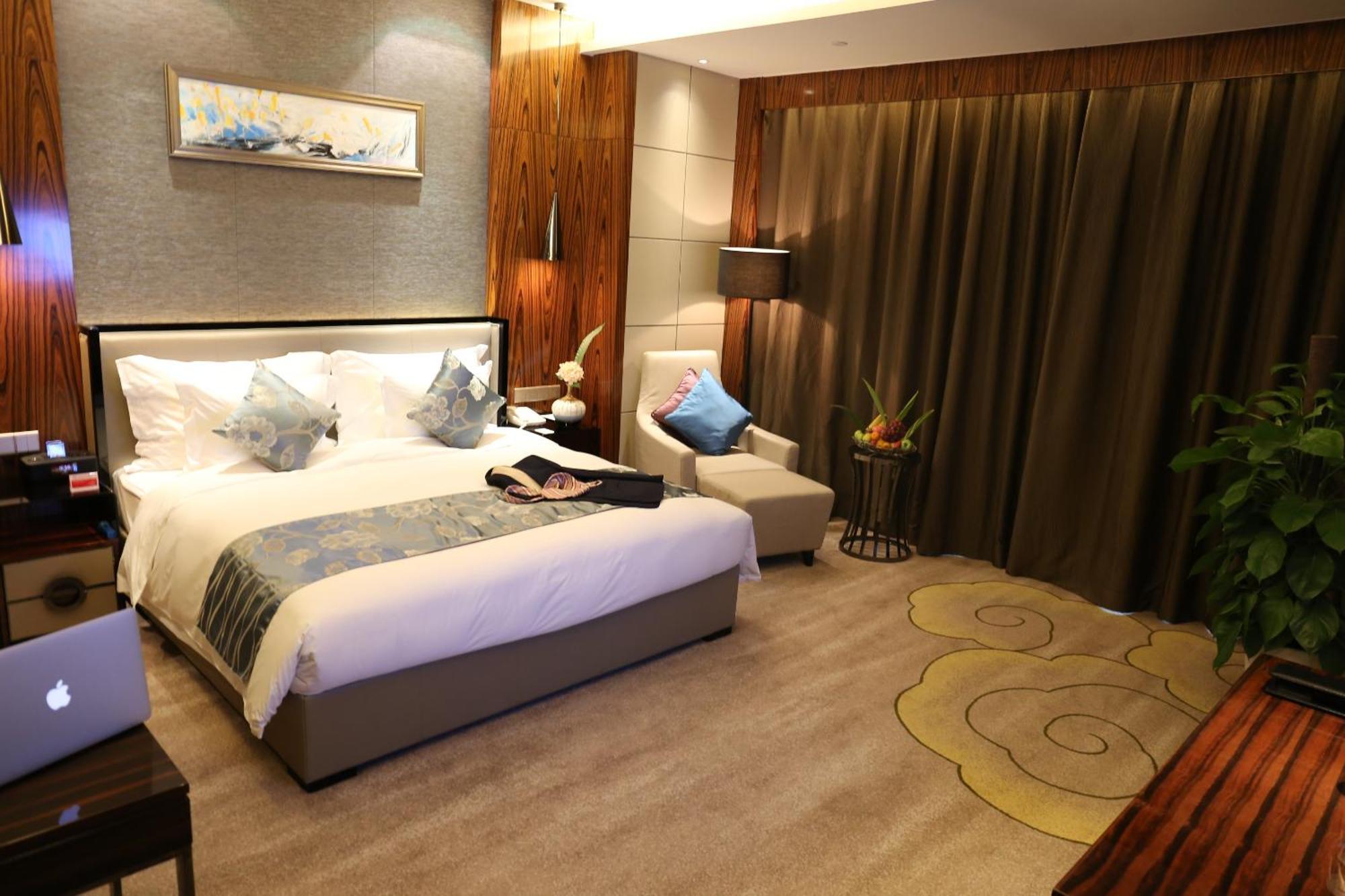 Отель Ramada Plaza Liuzhou Liudong Экстерьер фото