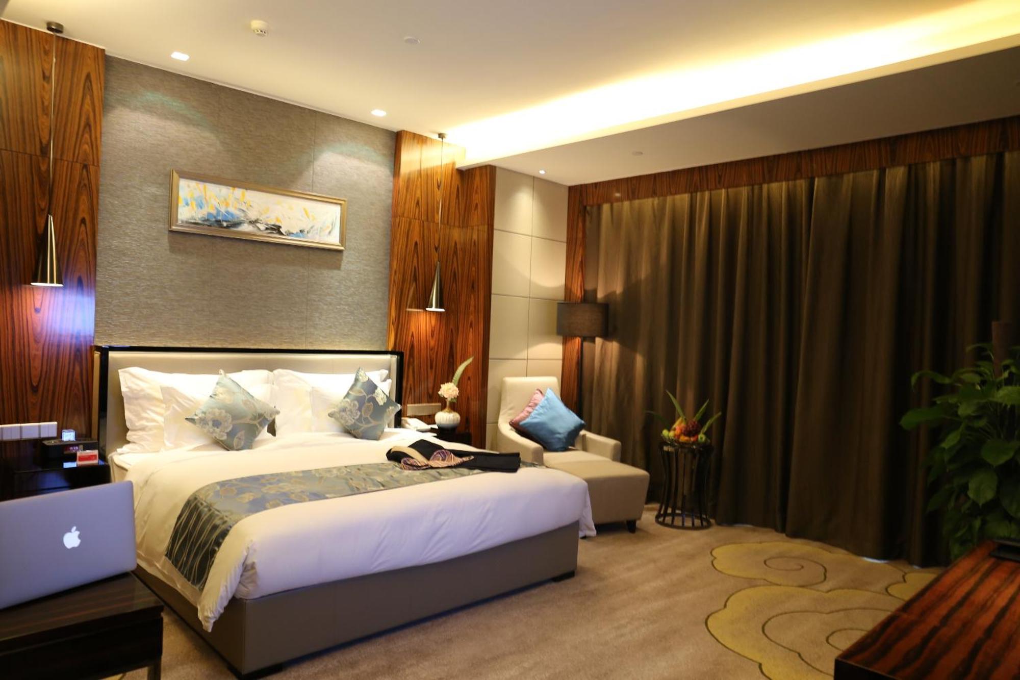 Отель Ramada Plaza Liuzhou Liudong Экстерьер фото