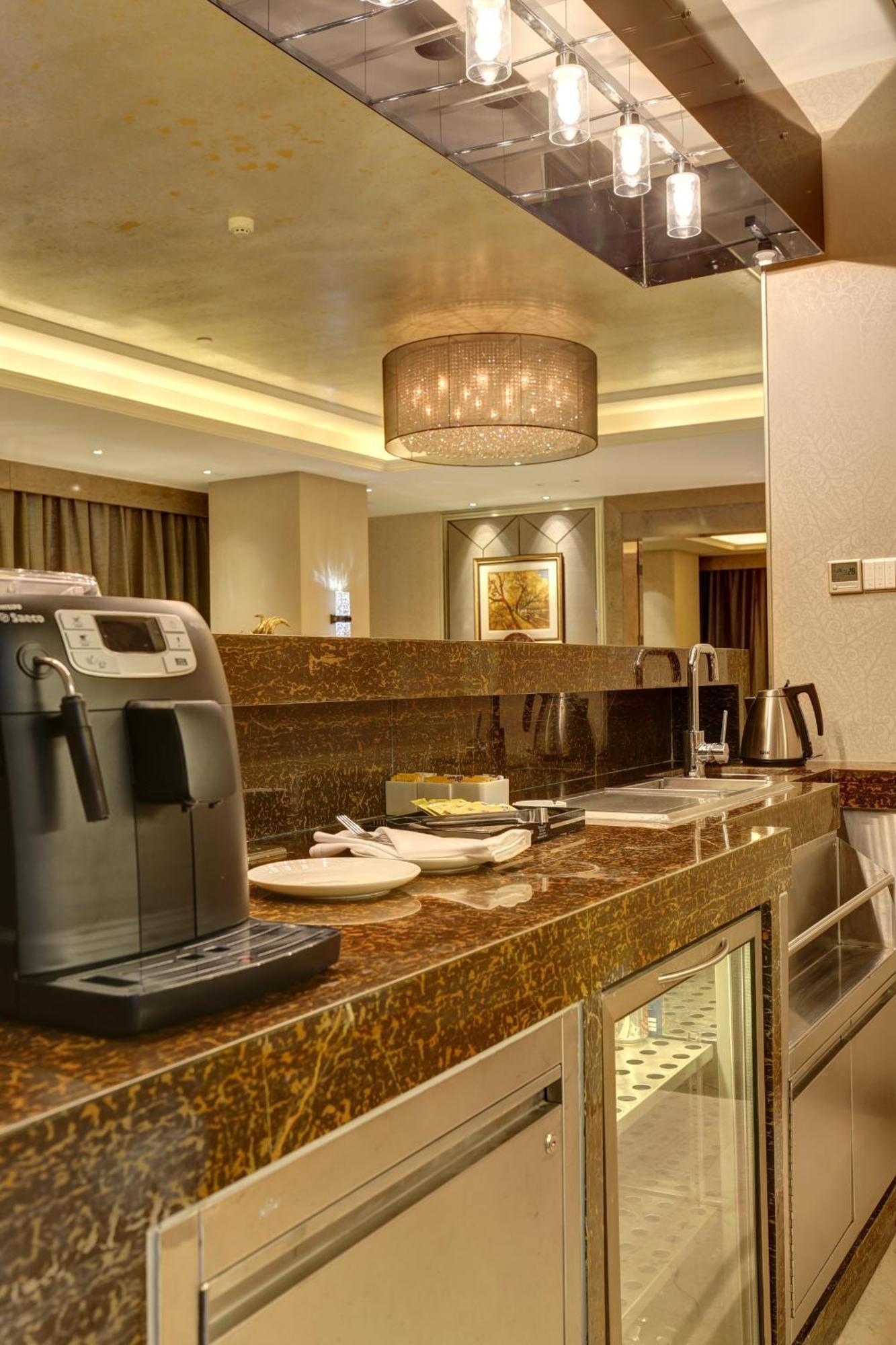 Отель Ramada Plaza Liuzhou Liudong Экстерьер фото